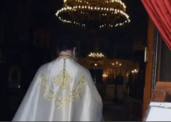 ”Προδότη, πουλημένε, νεοταξίτη”: Άγριο επεισόδιο για τις νέες ταυτότητες-45χρονη Ενορίτισσα χαστούκισε 66χρονο ιερέα μπροστά στον κόσμο