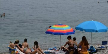 Καιρός σήμερα: Μίνι καύσωνας με τον υδράργυρο έως τους 38 βαθμούς – Δυνατά μελτέμια στο Αιγαίο