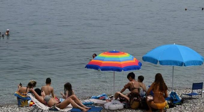 Καιρός σήμερα: Μίνι καύσωνας με τον υδράργυρο έως τους 38 βαθμούς – Δυνατά μελτέμια στο Αιγαίο