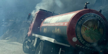 Πυρκαγιά στην Άνδρο: Συγκλονισμένος ο οδηγός υδροφόρας που άρπαξε φωτιά – «Έβλεπα μόνο κόκκινο, νόμιζα ότι ήρθε το τέλος»