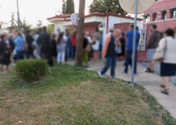 Ουρές κόσμου για να προλάβουν τις νέες ταυτότητες με τα τσιπάκια – Ξενυχτούν έξω από το Αστυνομικό Μέγαρο (φωτο)