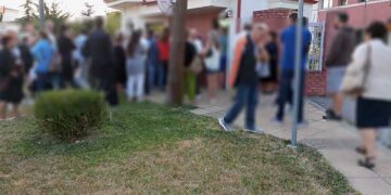 Alldaynews.gr Ουρές κόσμου για να προλάβουν τις νέες ταυτότητες με τα τσιπάκια – Ξενυχτούν έξω από το Αστυνομικό Μέγαρο (φωτο)