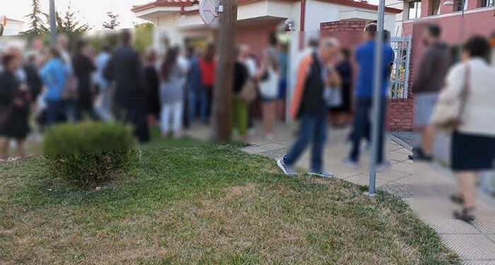 Alldaynews.gr Ουρές κόσμου για να προλάβουν τις νέες ταυτότητες με τα τσιπάκια – Ξενυχτούν έξω από το Αστυνομικό Μέγαρο (φωτο)