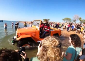 Απίστευτοι τύποι οδήγησαν αυτοκίνητο στο βυθό της θάλασσας για επτά χιλιόμετρα: Βγήκαν με ψάρια στα χέρια τους (video)
