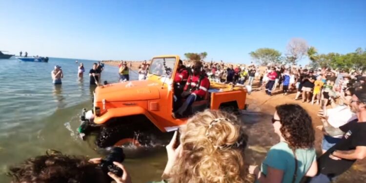 Alldaynews.gr Απίστευτοι τύποι οδήγησαν αυτοκίνητο στο βυθό της θάλασσας για επτά χιλιόμετρα: Βγήκαν με ψάρια στα χέρια τους (video)