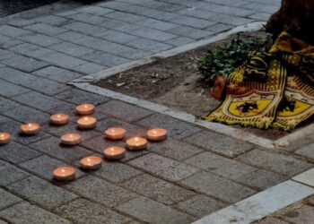 Alldaynews.gr Συμπλοκή με Νeκρό στη Ν. Φιλαδέλφεια: Φίλαθλοι της ΑΕΚ αποχαιρετούν τον 22χρονο που έπεσε νεκρός στα επεισόδια, με κεριά και κιτρινόμαυρα κασκόλ