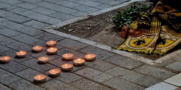 Συμπλοκή με Νeκρό στη Ν. Φιλαδέλφεια: Φίλαθλοι της ΑΕΚ αποχαιρετούν τον 22χρονο που έπεσε νεκρός στα επεισόδια, με κεριά και κιτρινόμαυρα κασκόλ