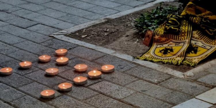 Συμπλοκή με Νeκρό στη Ν. Φιλαδέλφεια: Φίλαθλοι της ΑΕΚ αποχαιρετούν τον 22χρονο που έπεσε νεκρός στα επεισόδια, με κεριά και κιτρινόμαυρα κασκόλ