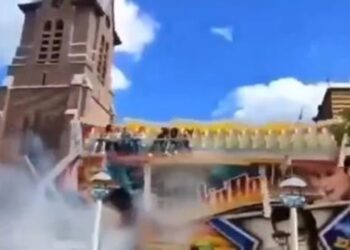 Τρομακτικό ατύχημα σε λούνα παρκ: Παιχνίδι άρχισε να βγάζει καπνούς και εκσφενδόνισε παιδιά από τα καθίσματα (video)