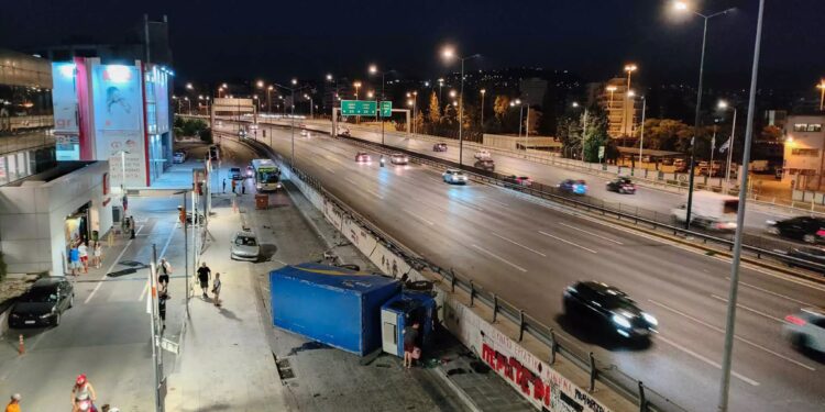 Ανατροπή φορτηγού στον Κηφισό δημιούργησε προβλήματα στην κυκλοφορία