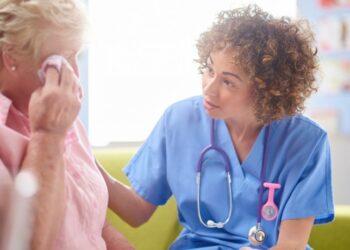 Νοσοκόμα αποκάλυψε τα πέντε πράγματα που μετανιώνουν οι ασθενείς πριν πεθάvoυν