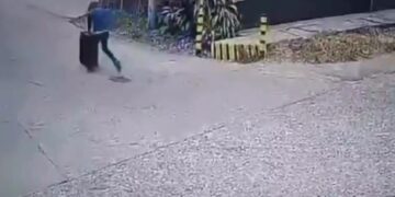 Σοκαριστικό βίντεο δείχνει ύποπτο να μεταφέρει 8χρονη σε βαλίτσα – Την απήγαγε από το σπίτι της (video)