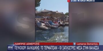 «Το τερμάτισαν» στη Χαλκιδική: Ξαπλώστρες μέσα στη θάλασσα![video]