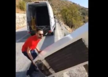 Πέταξε ένα ψυγείο στο γκρεμό κι η αστυνομία τον ανάγκασε να το ανεβάσει πάλι πίσω[video]