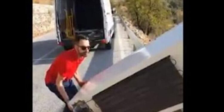 Πέταξε ένα ψυγείο στο γκρεμό κι η αστυνομία τον ανάγκασε να το ανεβάσει πάλι πίσω[video]