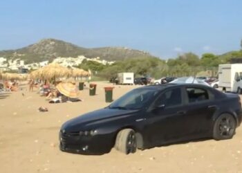 Έγινε ρεζίλι στη Βάρκιζα: Πάρκαρε το αυτοκίνητό του δίπλα στις ξαπλώστρες και κόλλησε στην άμμο![video]