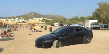 Έγινε ρεζίλι στη Βάρκιζα: Πάρκαρε το αυτοκίνητό του δίπλα στις ξαπλώστρες και κόλλησε στην άμμο![video]