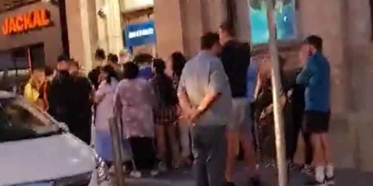 Χαμός στις Τράπεζες! Που βγάζουν ”Αβέρτα” λεφτά τα ΑΤΜ! Ουρές για να προλάβουν