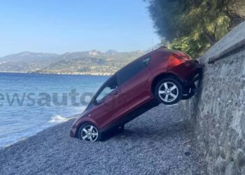 Έκανε «βουτιά» στην παραλία με το αυτοκίνητο![video]