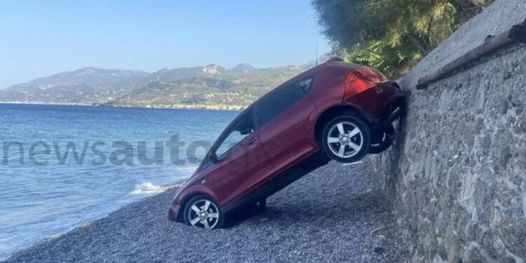 Έκανε «βουτιά» στην παραλία με το αυτοκίνητο![video]