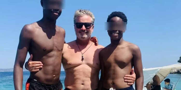 Alldaynews.gr Ζάκυνθος: Αντιδήμαρχος έσωσε 2 ανήλικα αδέλφια που κινδύνευαν να πνιγούν στη θάλασσα