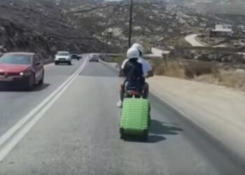 Το είδαμε και αυτό στη Μύκονο: Εκείνος στο τιμόνι του σκούτερ κι εκείνη να τσουλάει τη βαλίτσα στον δρόμο[video]