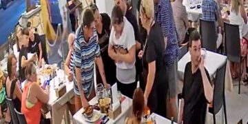 Ζάκυνθος: Σερβιτόρος έσωσε απο πνιγμό γυναίκα που έτρωγε σε εστιατόριο-Της έκανε λαβή Χάιμλιχ[video]