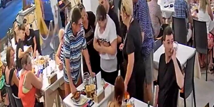 Ζάκυνθος: Σερβιτόρος έσωσε απο πνιγμό γυναίκα που έτρωγε σε εστιατόριο-Της έκανε λαβή Χάιμλιχ[video]