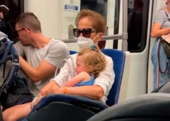 Ελληνίδα πήρε αγκαλιά την κόρη τουρίστριας για να την ηρεμήσει από το κλάμα[video]