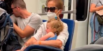 Ελληνίδα πήρε αγκαλιά την κόρη τουρίστριας για να την ηρεμήσει από το κλάμα[video]