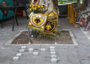 Συμπλοκή με Νeκρό στη Ν. Φιλαδέλφεια: Φίλαθλοι της ΑΕΚ αποχαιρετούν τον 22χρονο που έπεσε νεκρός στα επεισόδια, με κεριά και κιτρινόμαυρα κασκόλ