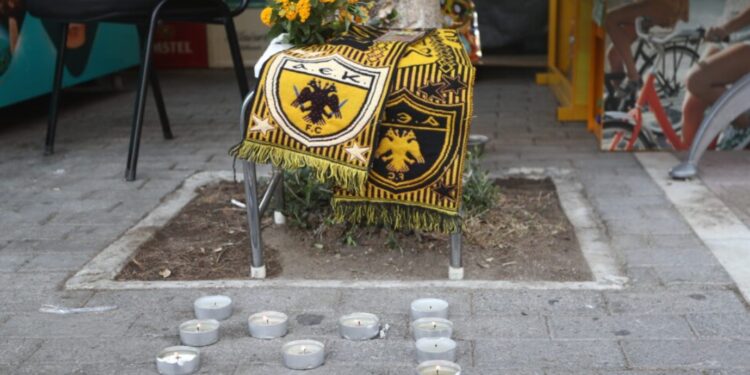 Συμπλοκή με Νeκρό στη Ν. Φιλαδέλφεια: Φίλαθλοι της ΑΕΚ αποχαιρετούν τον 22χρονο που έπεσε νεκρός στα επεισόδια, με κεριά και κιτρινόμαυρα κασκόλ