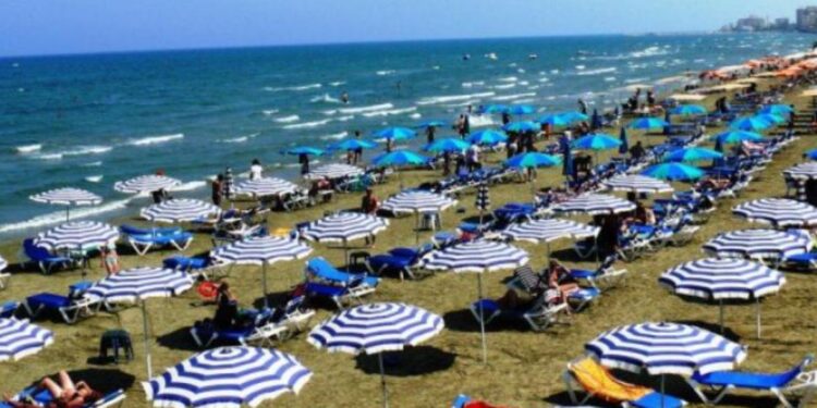 Alldaynews.gr Καταγγελία:  Φασαρία σε γνωστό beach bar – Απαγόρευσαν σε γονείς να ταΐσουν μωράκι