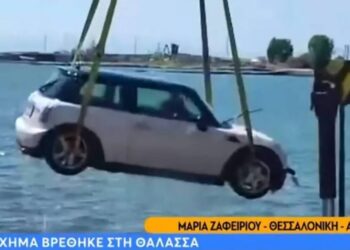 Όχημα βρέθηκε να επιπλέει στη θάλασσα στα Νέα Μουδανιά[video]