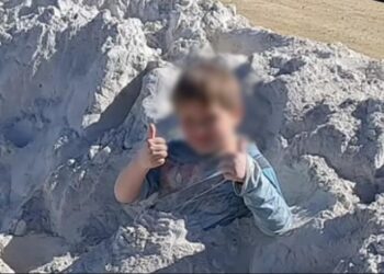 Ασύλληπτη Τρaγωδία:  Νeκρός 7χρονος λίγα λεπτά αφότου φωτογραφήθηκε να παίζει σε άμμο ασβεστόλιθου