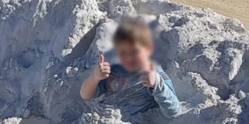 Ασύλληπτη Τρaγωδία:  Νeκρός 7χρονος λίγα λεπτά αφότου φωτογραφήθηκε να παίζει σε άμμο ασβεστόλιθου