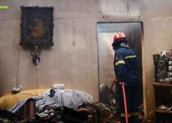 Φωτιά στη Φυλή: Εγγονός έσωσε την 73χρονη γιαγιά του την τελευταία στιγμή – Κάηκε ολοσχερώς το σπίτι της