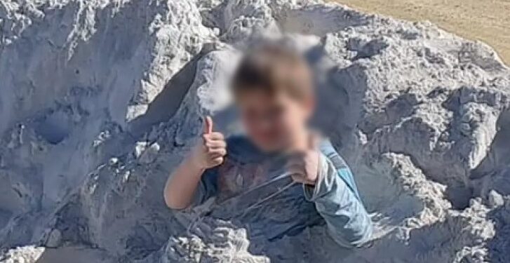 Ασύλληπτη Τρaγωδία:  Νeκρός 7χρονος λίγα λεπτά αφότου φωτογραφήθηκε να παίζει σε άμμο ασβεστόλιθου