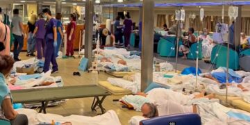 Αλεξανδρούπολη: Σε πλοίο στο λιμάνι ασθενείς του νοσοκομείου μετά την εκκένωση, σε τέντες τα σοβαρά περιστατικά[video]