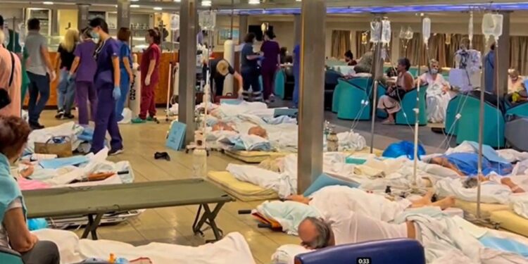 Αλεξανδρούπολη: Σε πλοίο στο λιμάνι ασθενείς του νοσοκομείου μετά την εκκένωση, σε τέντες τα σοβαρά περιστατικά[video]