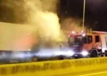 Θεσσαλονίκη: Νταλίκα έγινε παρανάλωμα του πυρός στο Δερβένι – Κάηκαν και χόρτα