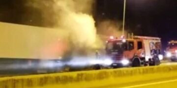 Alldaynews.gr Θεσσαλονίκη: Νταλίκα έγινε παρανάλωμα του πυρός στο Δερβένι – Κάηκαν και χόρτα