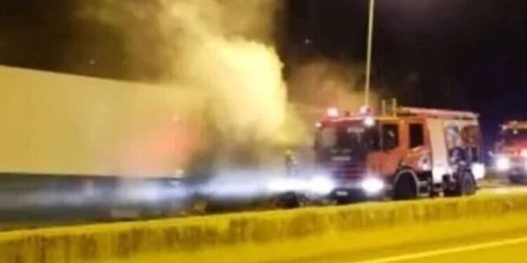 Alldaynews.gr Θεσσαλονίκη: Νταλίκα έγινε παρανάλωμα του πυρός στο Δερβένι – Κάηκαν και χόρτα