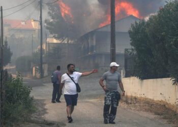 Πάρνηθα: Οι φλόγες μπήκαν στον Εθνικό Δρυμό! Κοντά στο τελεφερίκ η φωτιά! Αγνοείται ηλικιωμένος στη Χασιά