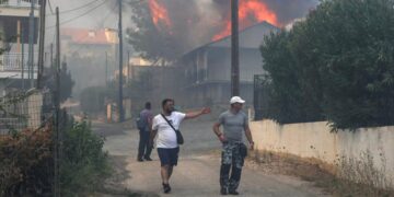 Alldaynews.gr Πάρνηθα: Οι φλόγες μπήκαν στον Εθνικό Δρυμό! Κοντά στο τελεφερίκ η φωτιά! Αγνοείται ηλικιωμένος στη Χασιά