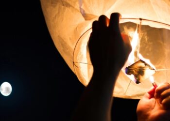 Alldaynews.gr Χίος: Ιπτάμενα φαναράκια – αερόστατα σε γάμο, την ώρα που καίγεται η Ελλάδα