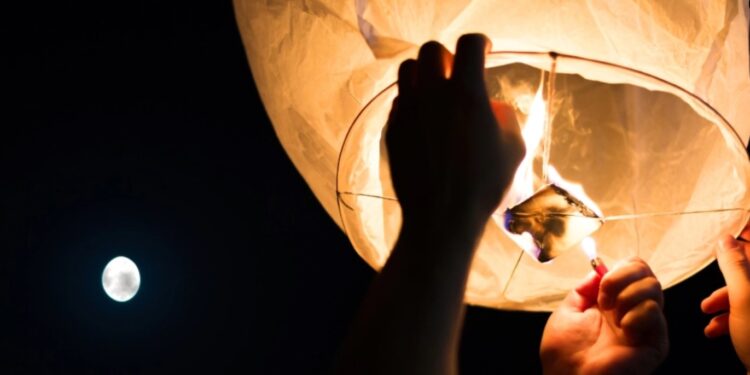 Alldaynews.gr Χίος: Ιπτάμενα φαναράκια – αερόστατα σε γάμο, την ώρα που καίγεται η Ελλάδα