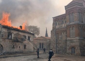 Δακρύζει κι ο Θεός: Καίγεται το ιστορικό μοναστήρι του Οσίου Λουκά – Είναι μνημείο της Unesco[Ανατριχιαστικό Βίντεο]