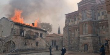 Δακρύζει κι ο Θεός: Καίγεται το ιστορικό μοναστήρι του Οσίου Λουκά – Είναι μνημείο της Unesco[Ανατριχιαστικό Βίντεο]