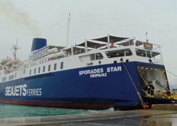 Σύρος: Επιβατηγό πλοίο προσέκρουσε σε πλωτή δεξαμενή στο λιμάνι – Διαπιστώθηκε ρήγμα τεσσάρων μέτρων